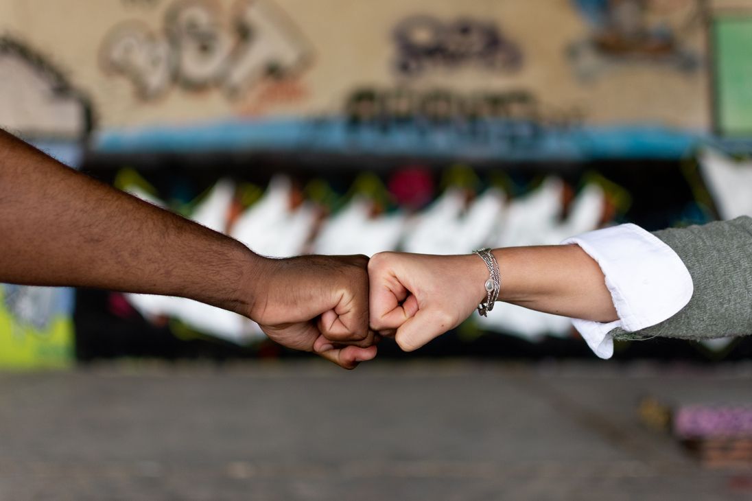 Two fists bumping (Antonio Hugo / photocase.de)
